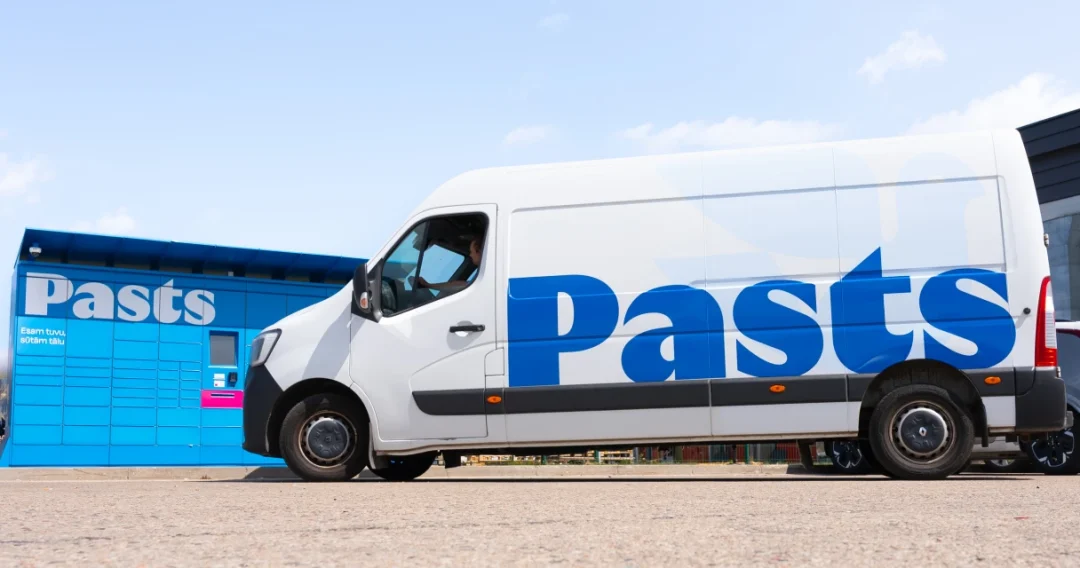 ELVA klienta Pasts pakomāts un sūtījumu piegādes auto